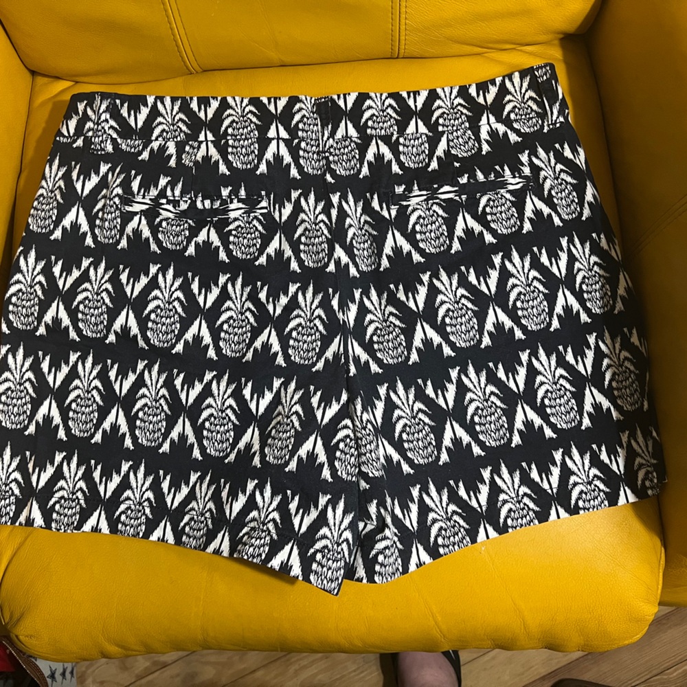 Women’s crown and Ivy shorts